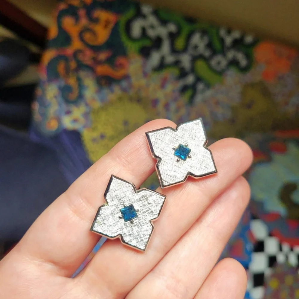 Vintage Swank Pair of Silver & Royal Blue Clover Cuff Links